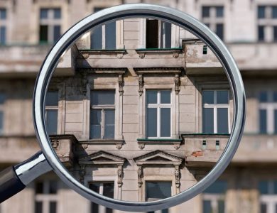 Immobilie, Altbau, Wohnhaus, Haus, alt, unsaniert, Gutachten, Mietshaus, überprüfen, bewerten, Wert, Mehrfamilienhaus, Leerstand, sanieren, Lupe, Potential, Immobilienwert, Jugendstil, Stadt, begutachten, kaufen, herunterkommen, leer, unbewohnt, Immobilienmarkt, kaufen, baufällig, investieren, Immobilienwert, Beratung, Analyse, Vermieter, Fassade, Gebäude, Architektur, Fenster, Projekt, Renovierung, Ruine, Instandsetzung, Besitz, Putz, verfallen wohnen, bejahrt, vermieten, Hintergrund, Werbung, leerstehend, aussen, Verfall