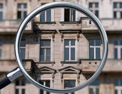 Immobilie, Altbau, Wohnhaus, Haus, alt, unsaniert, Gutachten, Mietshaus, überprüfen, bewerten, Wert, Mehrfamilienhaus, Leerstand, sanieren, Lupe, Potential, Immobilienwert, Jugendstil, Stadt, begutachten, kaufen, herunterkommen, leer, unbewohnt, Immobilienmarkt, kaufen, baufällig, investieren, Immobilienwert, Beratung, Analyse, Vermieter, Fassade, Gebäude, Architektur, Fenster, Projekt, Renovierung, Ruine, Instandsetzung, Besitz, Putz, verfallen wohnen, bejahrt, vermieten, Hintergrund, Werbung, leerstehend, aussen, Verfall