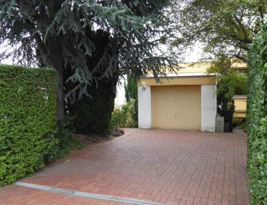 Einfahrt und Garage